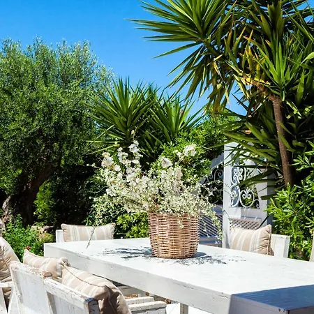 Hesperides Hotel *